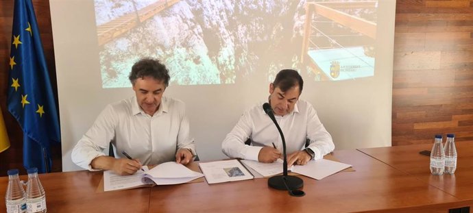 El secretario autonómico de Turisme, Francesc Colomer, y el alcalde de Relleu (Alicante), Lino Antonio Pascual.