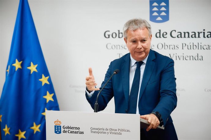 Archivo - El consejero de Obras Públicas del Gobierno de Canarias, Sebastián Franquis, en rueda de prensa