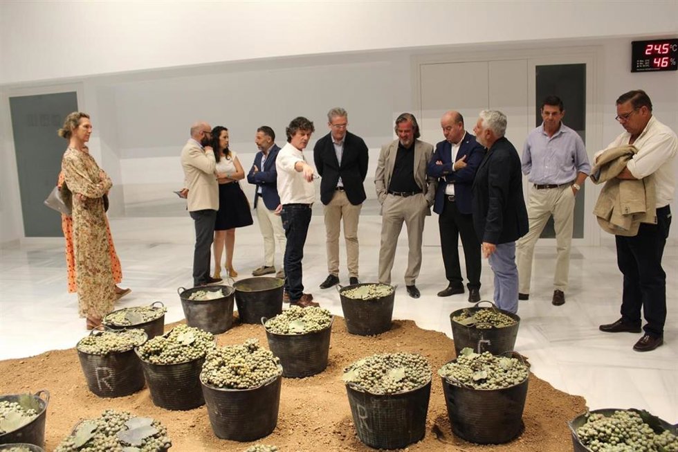 El viceconsejero de Turismo, Cultura y Deporte, Víctor González, en la apertura de las exposiciones 'Carmen Laffón. Espuertas'