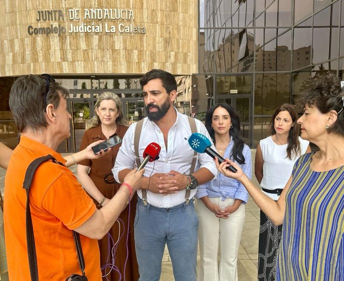 El cabeza de lista de Vox al Congreso de los Diputados por Granada, Jacobo Robatto, atiende a los medios.