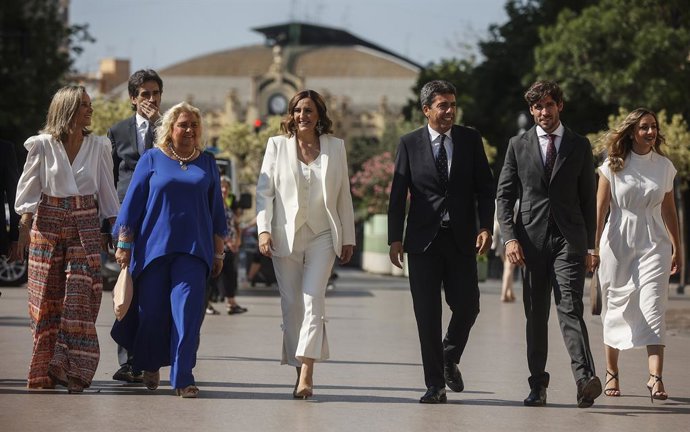 L'alcaldessa de Valncia, María José Catalá, al costat de membres del seu equip de govern i al futur president de la Generalitat, Carlos Mazón. 