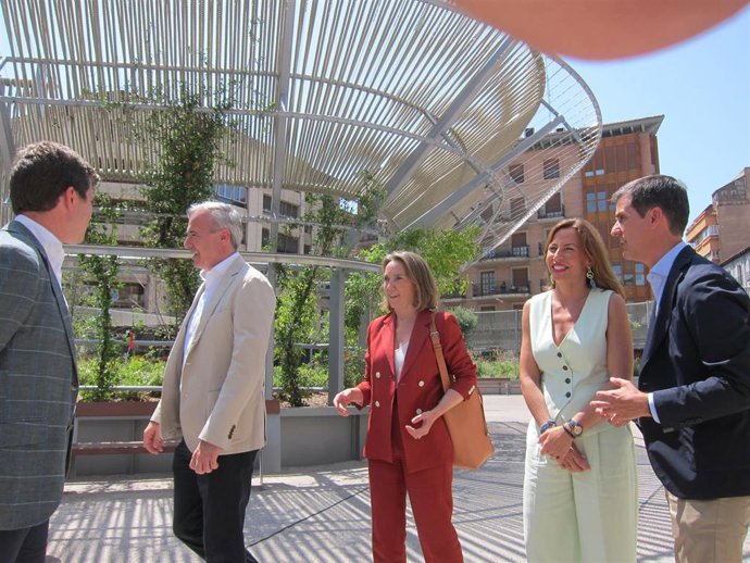 La secretaria general del PP, Cuca Gamarra, flanqueda por el presidente del PP Aragón, Jorge Azcón, la alcaldesa de Zaragoza, Natalia Chueca, y el cabeza de lista al Congreso por Zaragoza, Pedro Navarro.