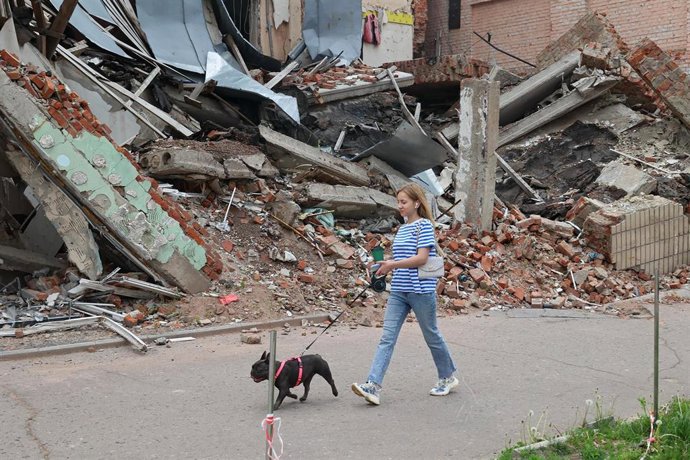 Archivo - Ciudadana ucraniana pasea un perro en la región de Sumi