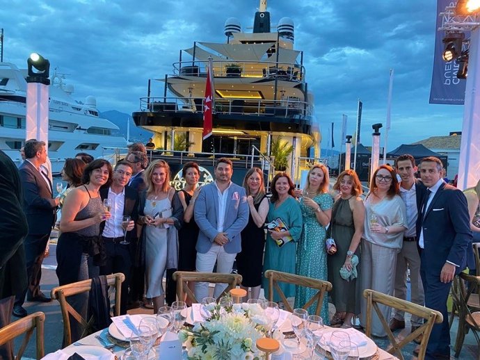 El viaje se ha organizado coincidiendo con la tercera edición de Unidos, que ha reunido en Puerto Banús a los máximos representantes de la gastronomía de la provincia con estrella Michelín frente a yates de lujo.