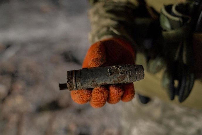 Archivo - Soldado ucraniano muestra una granada sin detonar