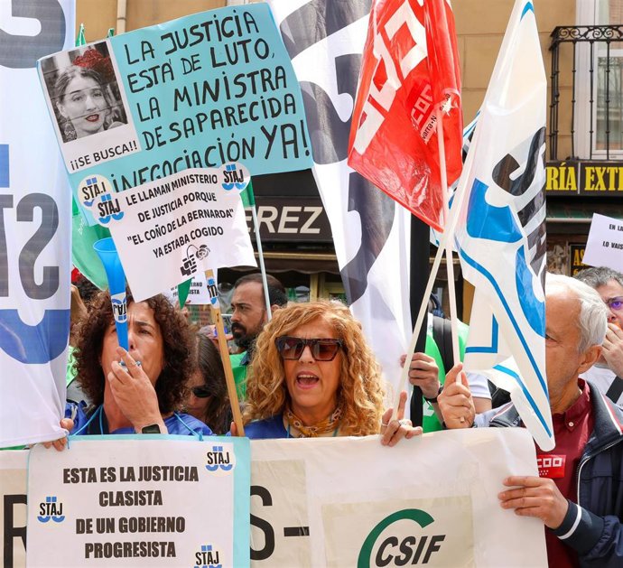 Archivo - Funcionarios de Justicia sujetan pancartas durante una concentración frente al Ministerio de Justicia, a 1 de junio de 2023, en Madrid (España). 