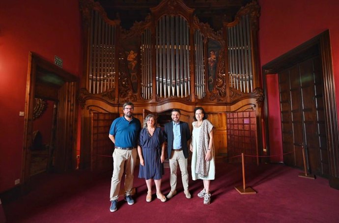 Visita del teniente de alcalde de Cultura, Javier Bonet, al Casal Balaguer.