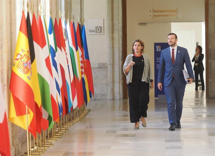La vicepresidenta tercera y ministra para la Transición Ecológica y el Reto Demográfico, Teresa Ribera y el Comisario de Medio Ambiente de la UE, Virginijus Sinkevicius, a su llegada a una rueda de prensa tras la reunión informal de ministros de Medio A