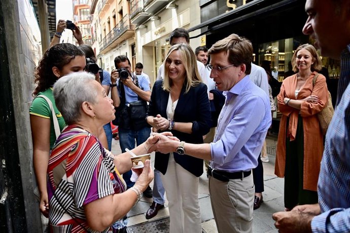El alcalde de Madrid, José Luis Martínez-Almeida, en una visita a Granada.