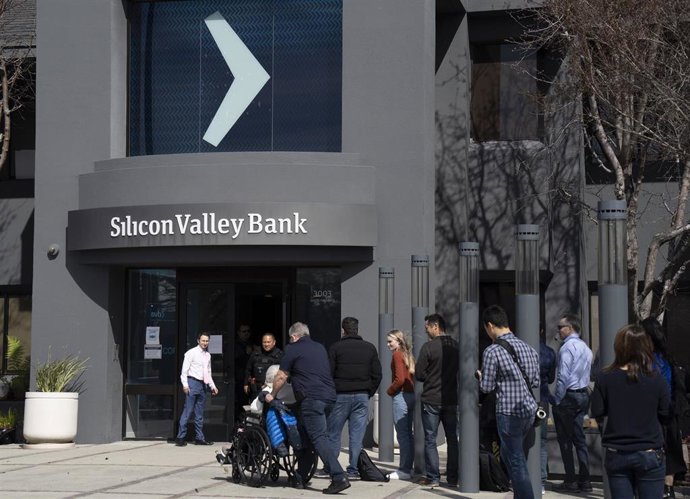 Archivo - SANTA CLARA, March 14, 2023  -- People queue up outside the headquarters of the Silicon Valley Bank (SVB) in Santa Clara, California, the United States, March 13, 2023. The U.S. Treasury Department, the Fed, and the Federal Deposit Insurance C