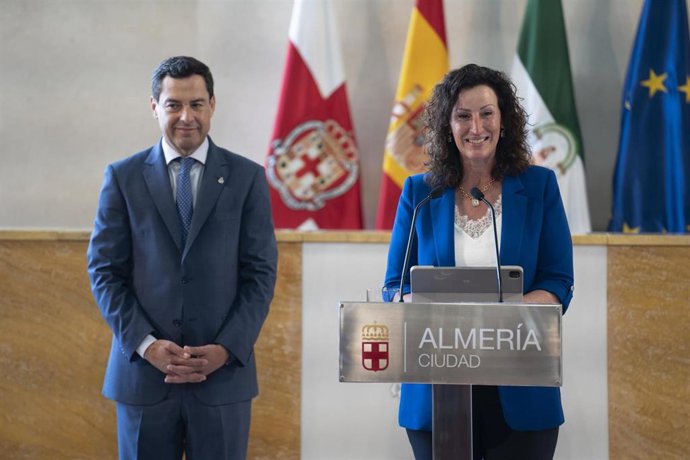 El presidente de la Junta de Andalucía, Juanma Moreno, y la alcaldesa de Almería, María del Mar Vázquez.