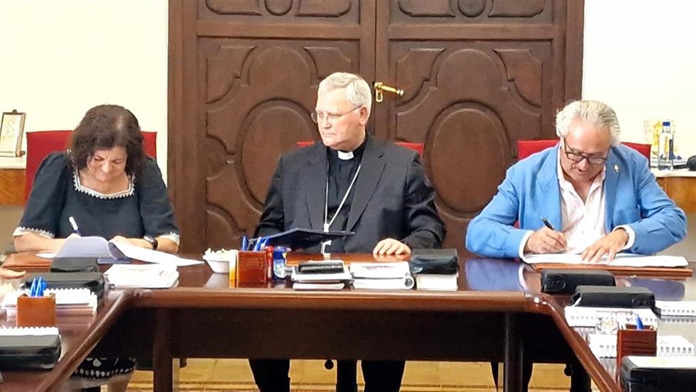 Los presidentes de la UCAM y de Jesús Abandonado, María Dolores García y José Manuel Martínez,han firmado un convenio en presencia del obispo JoséManuel Lorca Planes