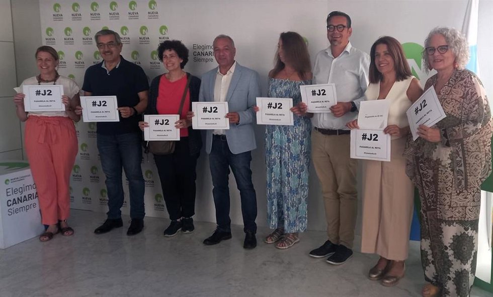 Luis Campos, Román Rodríguez y Carmen Hernández con representantes del colectivo de procuradores y abogados afectados