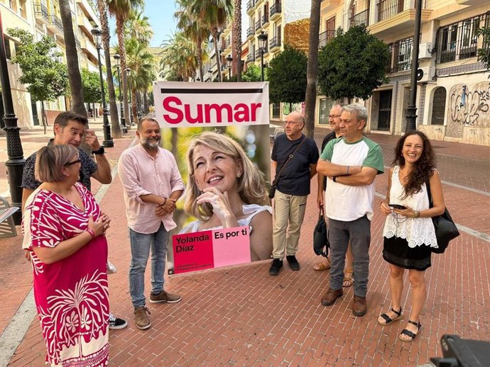 El candidato al Congreso de los Diputados por Sumar en la provincia de Huelva, Rafael Sánchez Rufo (a la izquierda del cartel), en rueda de prensa.