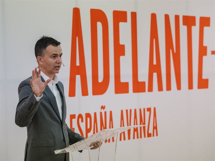 El candidato del PSOE al Congreso de los Diputados por la provincia de Santa Cruz de Tenerife y ministro de Industria, Comercio y Turismo, Héctor Gómez