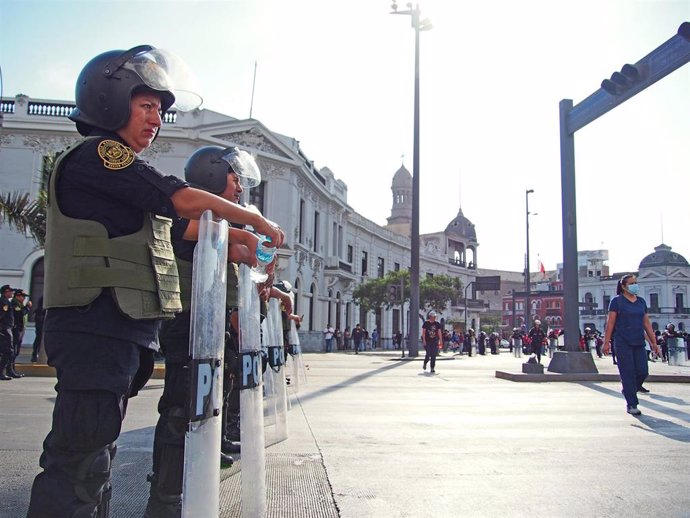 Archivo - Policía de Perú en Lima