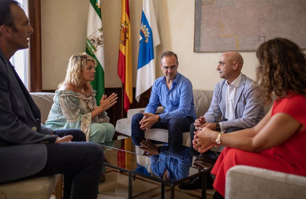 Imagen de la reunión entre el Ayuntamiento de Huelva y Cepsa.
