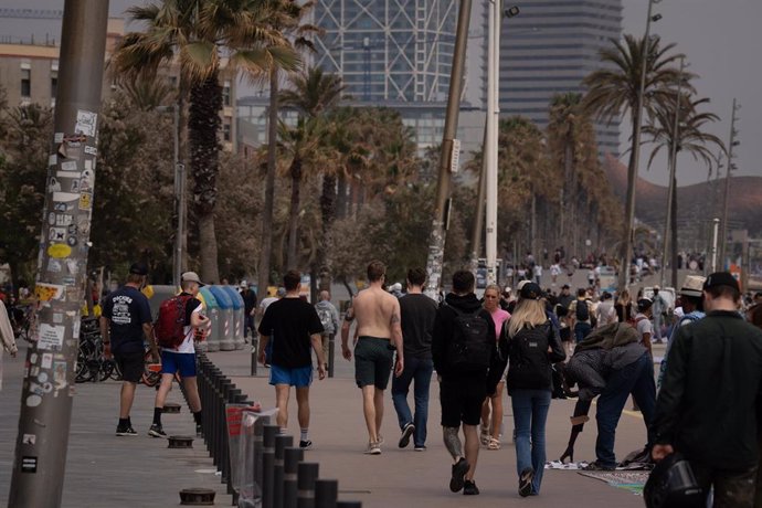 Imagen de archivo - Varias personas por el paseo marítimo de la playa de la Barceloneta, a 25 de abril de 2023, en Barcelona, Catalunya (España). 