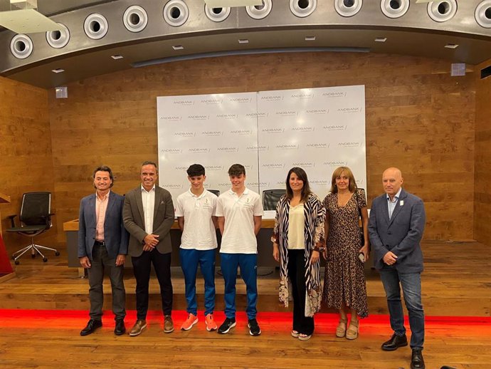 Los dos nadadores durante la presentación