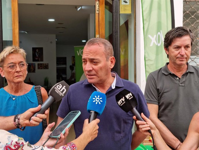 El cabeza de lista de Vox al Congreso de los diputados por Huelva, Tomás Fernández, en rueda de prensa.