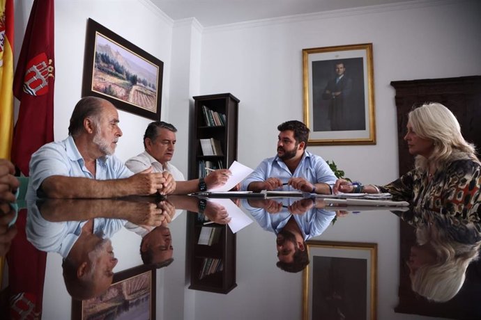 Antonio Sanz reunido con el alcalde de Arcos.