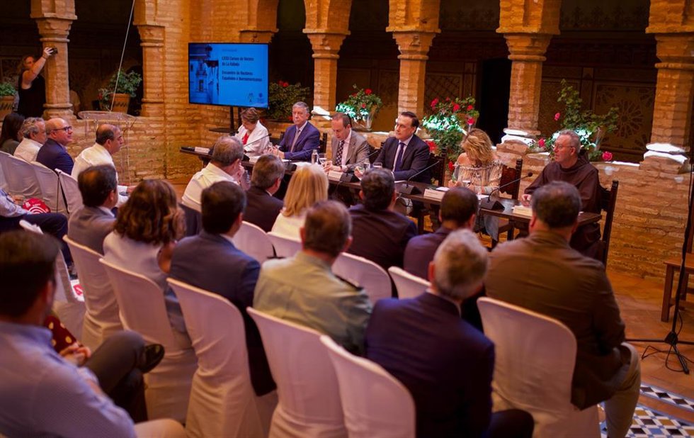 El consejero de Universidad, Investigación e Innovación, José Carlos Gómez Villamandos, y el rector de la UNIA, Jose Ignacio García, han inaugurado en La Rábida los cursos de verano de la UNIA 