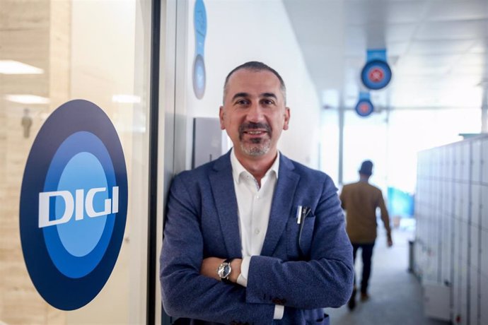 Archivo - El CEO de Digi en España, Marius Varzaru, posa a la cámara tras una entrevista con Europa Press, en la sede de Digi, a 15 de noviembre de 2021, en Alcobendas, Madrid, (España).