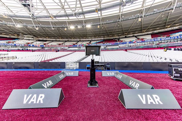 Archivo - VAR set up in the London Stadium during the UEFA Europa Conference League, Semi-finals, 1st leg football match between West Ham United and AZ Alkmaar on 11 May 2023 at the London Stadium in London, England - Photo Nigel Keene / ProSportsImages /