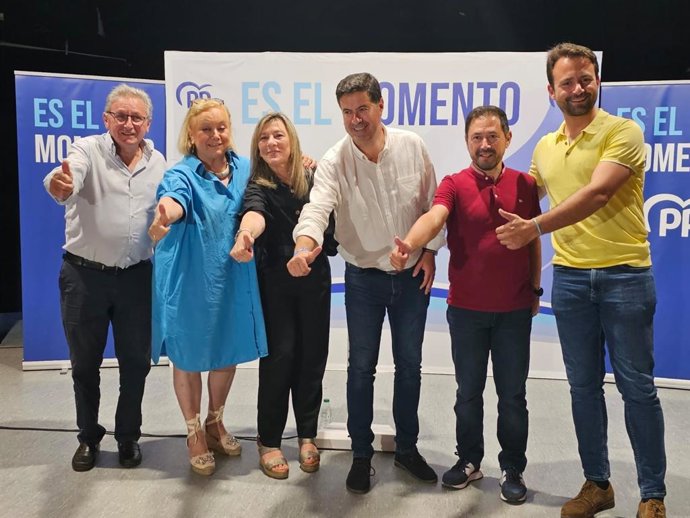 La cabeza de lista al Congreso, Esther Llamazares, junto a otros miembros del partido en un mitin en Luanco.