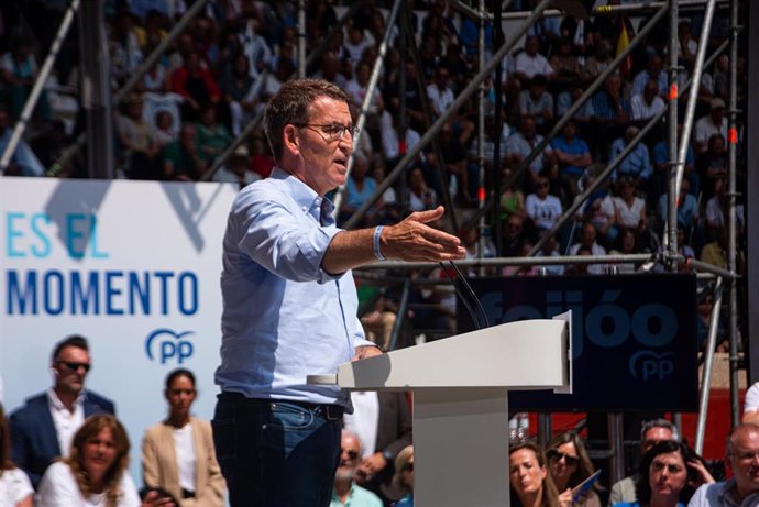 El presidente del Partido Popular y candidato a la Presidencia del Gobierno, Alberto Núñez Feijóo, interviene durante un acto central de campaña electoral, en la Plaza de Toros Pontevedra, a 9 de julio de 2023, en Pontevedra, Galicia (España). Pontevedr