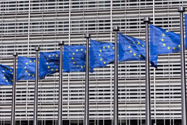 Archivo - May 19, 2023, Brussels, France, Belgium: Brussels, Belgium Mai 19, 2023 - European flags fly at the entrance of the European Commission headquarters. The European Commission has revised the growth outlook upwards to 1% in 2023 in the EU, compare