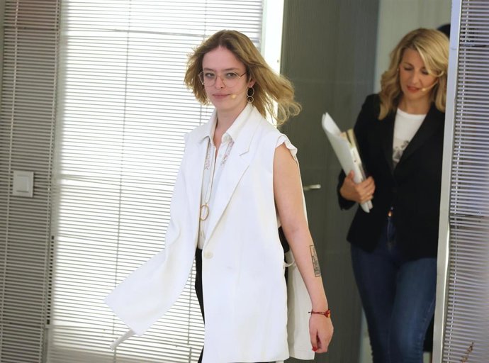 Archivo - La vicepresidenta segunda, Yolanda Díaz (d), y la escritora Elizabeth Duval (i), a su llegada a la presentación del libro Melancolía', en Matadero Madrid, a 13 de abril de 2023, en Madrid (España). personas e imagina un futuro feliz y unido e