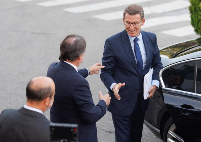 El candidato del PP a la presidencia, Alberto Núñez Feijóo, a su llegada al programa 'Cara a Cara. El Debate', en Atresmedia, a 10 de julio de 2023, en Madrid (España). 