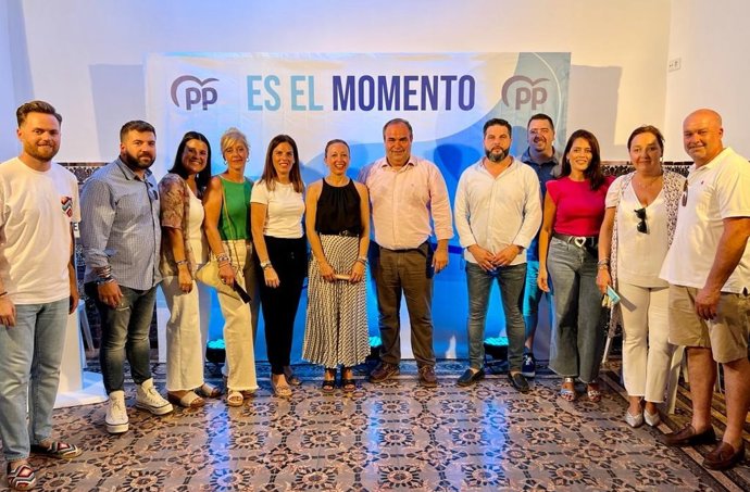 La presidenta provincial del PP, Patricia Navarro, y el alcalde del municipio de Pizarra, Félix Lozano, en un acto público de cara al 23J