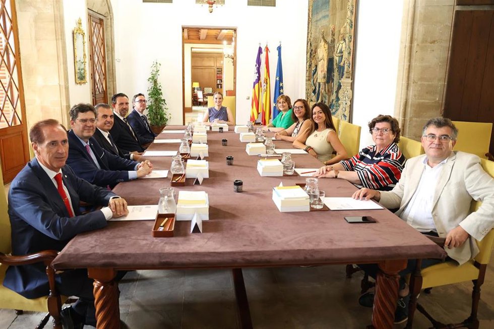 La presidenta del Govern, Margalida Prohens, y sus consellers se reúnen por primera vez en Consell de Govern, en el Consolat de Mar, a 10 de julio de 2023, en Palma de Mallorca, Mallorca, Baleares (España).