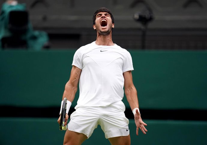 10 July 2023, United Kingdom, Berlin: Spanish tennis player Carlos Alcaraz reacts during his men's singles round of 16 match against Italy's Matteo Berrettini, on day eight of the 2023 Wimbledon Championships at the All England Lawn Tennis and Croquet C