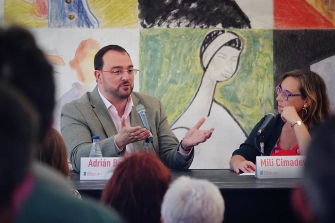 El presidente en funciones del Principado, Adrián Barbón, conversa con la periodista Mili Cimadevilla, en el marco de la Semana Negra de Gijón.