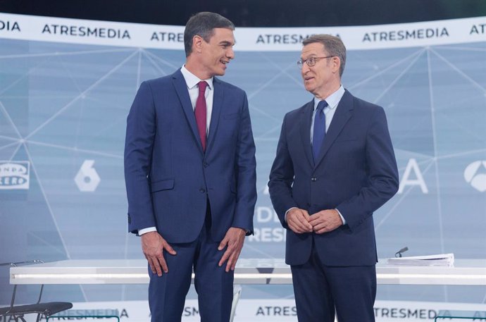 El president del Govern i candidat  del PSOE a la reelecció, Pedro Sánchez, i el candidat del PP a la presidncia, Alberto Núñez Feijóo, se saluden abans del programa 'Cara a Cara. El Debat', en Atresmedia, a 10 de juliol de 2023, a Madrid (Espanya)