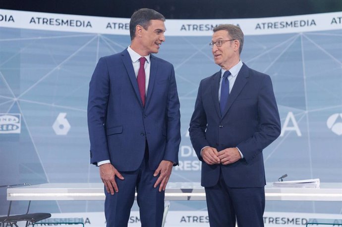 El presidente del Gobierno y candidato  del PSOE a la reelección, Pedro Sánchez, y el candidato del PP a la presidencia, Alberto Núñez Feijóo, se saludan antes del programa 'Cara a Cara. El Debate', en Atresmedia, a 10 de julio de 2023, en Madrid (Españ