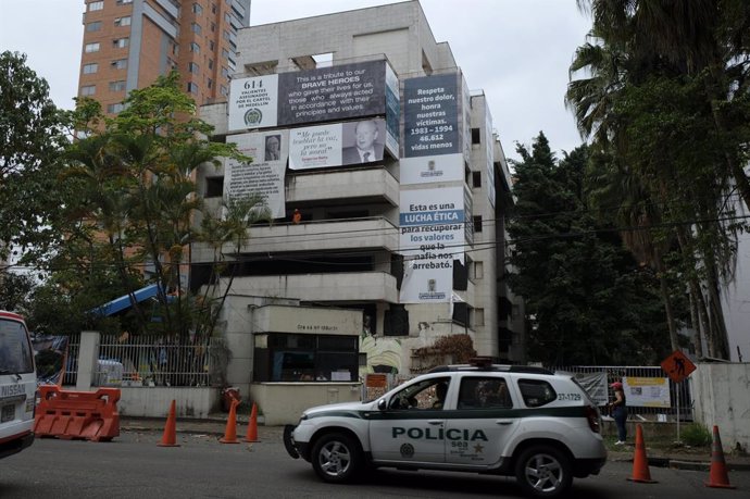 Archivo - February 17, 2019 - Medellin, Antioquia, Colombia - A police car seen in front of the Monaco building while patrolling the sector. ..25 years after the death of Pablo Escobar, the Medellín Mayor's office and the community agreed to demolish th