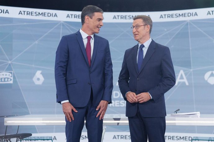 El president del Govern i candidat  del PSOE a la reelecció, Pedro Sánchez, i el candidat del PP a la presidncia, Alberto Núñez Feijóo, se saluden abans del programa 'Cara a Cara. El Debat', en Atresmedia, a 10 de juliol de 2023.