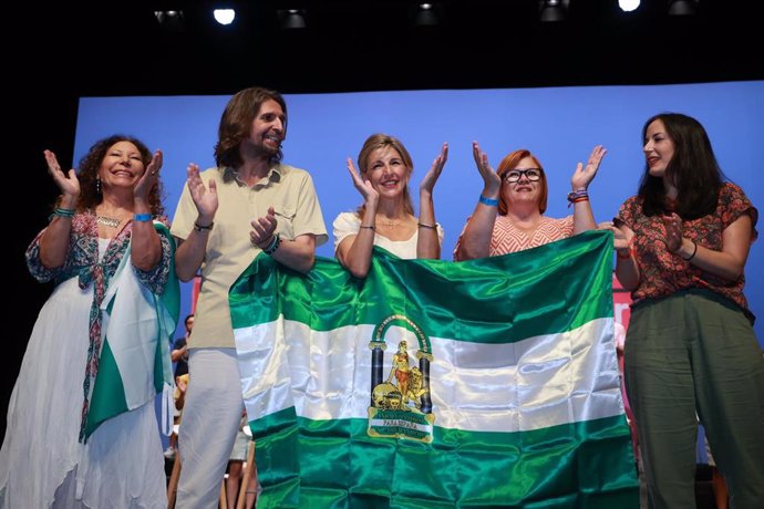 La candidata de Sumar a la Presidencia el Gobierno, Yolanda Díaz, (c) preside la foto de familia durante un acto público para las elecciones del 23J en el Cartuja Center City, a 9 de julio de 2023 en Sevilla, (Andalucía, España). (Foto de archivo).