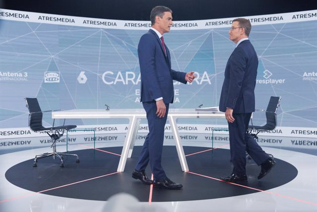 El president del Govern i candidat  del PSOE a la reelecció, Pedro Sánchez, i el candidat del PP a la presidència, Alberto Núñez Feijóo, se saluden abans del programa 'Cara a Cara. El Debat', en Atresmedia.