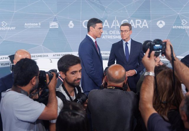 El president del Govern i candidat  del PSOE a la reelecció, Pedro Sánchez, i el candidat del PP a la presidència, Alberto Núñez Feijóo, se saluden abans del programa 'Cara a Cara. El Debat', en Atresmedia, a 10 de juliol de 2023.
