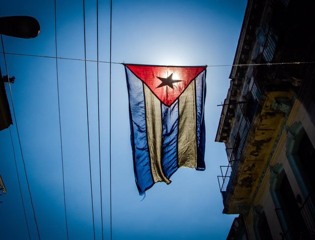 Archivo - April 29, 2018, Havana, Havana, Cuba: A Cuban flag hangs on a street in Central Havana.