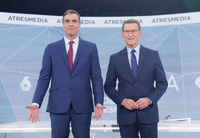 El presidente del Gobierno y candidato  del PSOE a la reelección, Pedro Sánchez (i), y el candidato del PP a la presidencia, Alberto Núñez Feijóo (d), antes del programa 'Cara a Cara. 