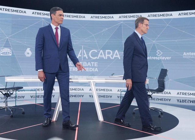 El presidente del Gobierno y candidato  del PSOE a la reelección, Pedro Sánchez (i), y el candidato del PP a la presidencia, Alberto Núñez Feijóo (d), antes del programa 'Cara a Cara. El Debate', en Atresmedia