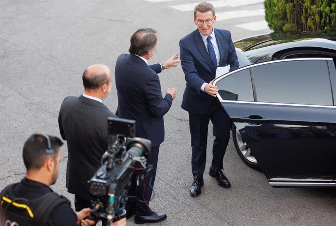 El candidato del PP a la presidencia, Alberto Núñez Feijóo, a su llegada al programa 'Cara a Cara. El Debate', en Atresmedia, a 10 de julio de 2023, en Madrid (España). Este es el primer debate de la campaña electoral y el único al que Feijóo ha accedid