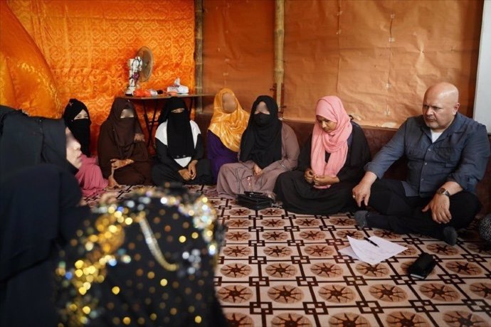 El fiscal jefe del Tribunal Penal Internacional (TPI), Karim Ahmad Khan, reunido con un grupo de mujeres de la etnia rohingya en un campo de refugiados en Bangladesh
