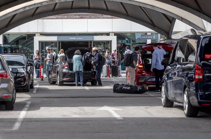 Archivo - Varias personas en el aparcamiento de la estación de Atocha-Almudena Grandes, en Madrid (España). 